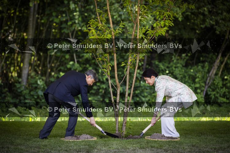 AMSTELVEEN  19 Juni 2026Keizer Nahurito, keizerin Masako van Japan tijdens een boomplant ceremonie in het Japanse Bloesempark tijdens de derde dag van het Japanse staatsbezoek aan Nederland.