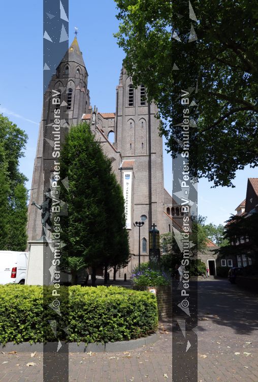 Laren 23 juni 2026
Opnames Gooische vrouwen met aanwezig Linda de Mol Tjitske Reidinga Susan Visser en Lies Visschedijk . Opnames vinden plaats bij restaurant Brink 20 
Kerk Laren 