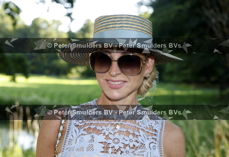 Breukelen 22 juni 2026
Nationale haringparty op Neyenrode . Lili Genee kwam met vriendin Kim Beumer 