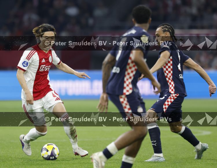 Amsterdam, 2 Mei 2026
Kompetitiewedstrijd AJAX-PSV, eindstand 2-2
Ko Itakura met Kiliann Sildillia