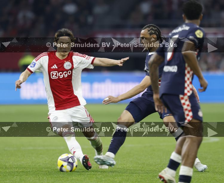 Amsterdam, 2 Mei 2026
Kompetitiewedstrijd AJAX-PSV, eindstand 2-2
Ko Itakura met Kiliann Sildillia