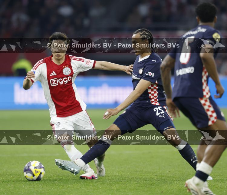 Amsterdam, 2 Mei 2026
Kompetitiewedstrijd AJAX-PSV, eindstand 2-2
Ko Itakura met Kiliann Sildillia