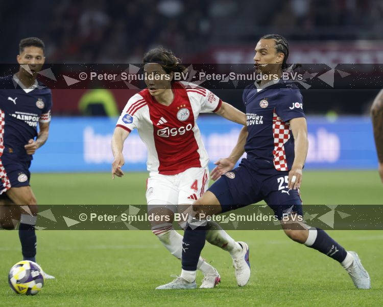 Amsterdam, 2 Mei 2026
Kompetitiewedstrijd AJAX-PSV, eindstand 2-2
Ko Itakura met Kiliann Sildillia