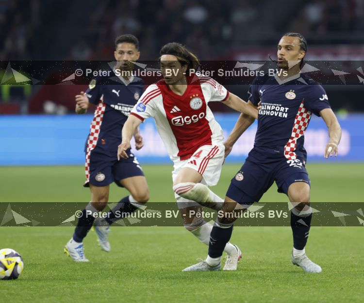 Amsterdam, 2 Mei 2026
Kompetitiewedstrijd AJAX-PSV, eindstand 2-2
Ko Itakura met Kiliann Sildillia