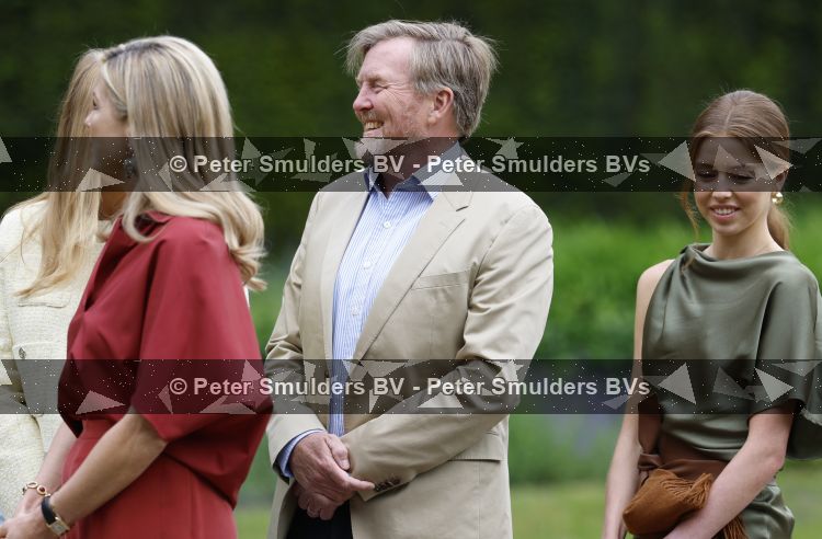 Den Haag 21 mei 2026
Fotouurtje met de koninklijke familie in de Hollandse tuin van Park Clingendael . Aanwezig Koning Willem Alexander Koningin Maxima Prinses Amalia Prinses Alexia en Prinses Ariane . 