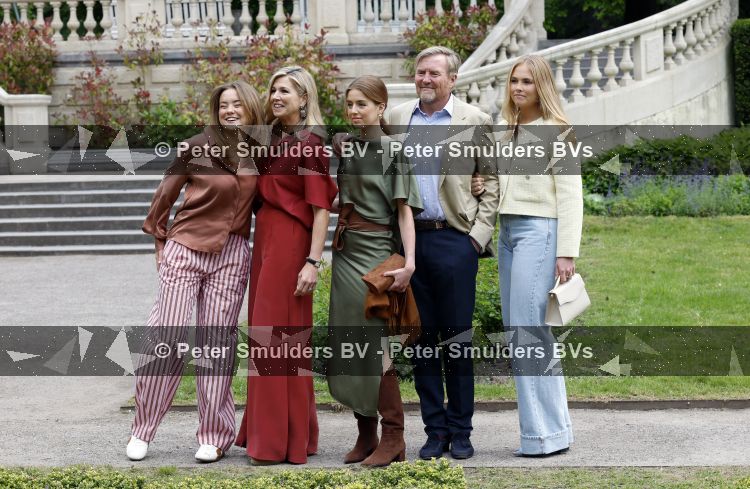 Den Haag 21 mei 2026
Fotouurtje met de koninklijke familie in de Hollandse tuin van Park Clingendael . Aanwezig Koning Willem Alexander Koningin Maxima Prinses Amalia Prinses Alexia en Prinses Ariane . 