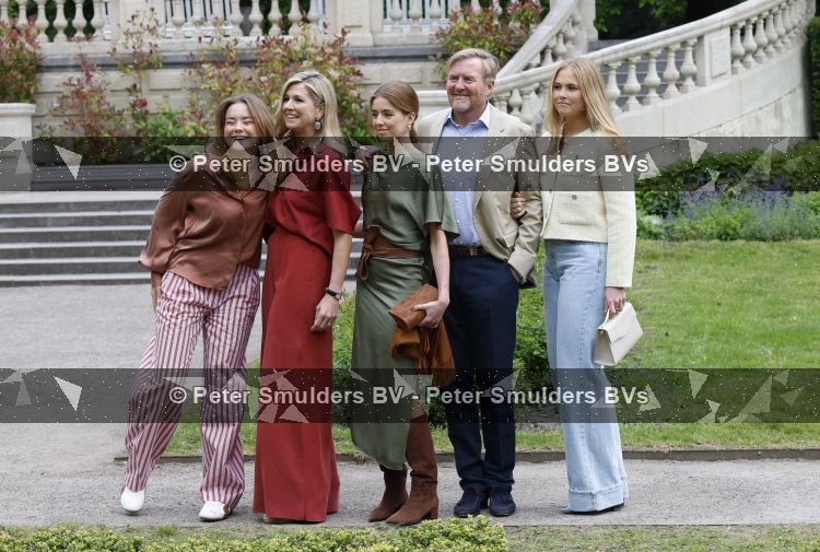 Den Haag 21 mei 2026
Fotouurtje met de koninklijke familie in de Hollandse tuin van Park Clingendael . Aanwezig Koning Willem Alexander Koningin Maxima Prinses Amalia Prinses Alexia en Prinses Ariane . 