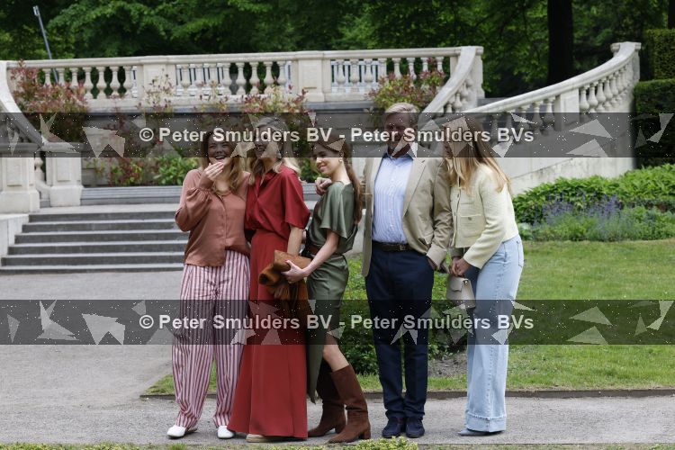 Den Haag 21 mei 2026
Fotouurtje met de koninklijke familie in de Hollandse tuin van Park Clingendael . Aanwezig Koning Willem Alexander Koningin Maxima Prinses Amalia Prinses Alexia en Prinses Ariane . 