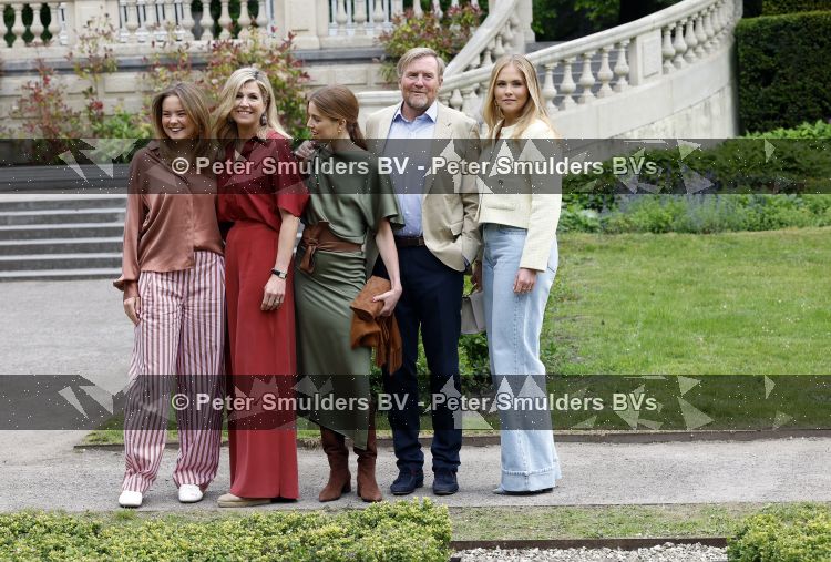Den Haag 21 mei 2026
Fotouurtje met de koninklijke familie in de Hollandse tuin van Park Clingendael . Aanwezig Koning Willem Alexander Koningin Maxima Prinses Amalia Prinses Alexia en Prinses Ariane . 