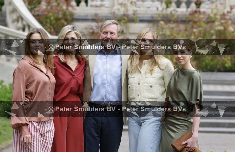 Den Haag 21 mei 2026
Fotouurtje met de koninklijke familie in de Hollandse tuin van Park Clingendael . Aanwezig Koning Willem Alexander Koningin Maxima Prinses Amalia Prinses Alexia en Prinses Ariane . 
