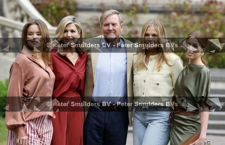 Den Haag 21 mei 2026
Fotouurtje met de koninklijke familie in de Hollandse tuin van Park Clingendael . Aanwezig Koning Willem Alexander Koningin Maxima Prinses Amalia Prinses Alexia en Prinses Ariane . 