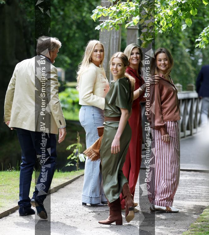 Den Haag 21 mei 2026
Fotouurtje met de koninklijke familie in de Hollandse tuin van Park Clingendael . Aanwezig Koning Willem Alexander Koningin Maxima Prinses Amalia Prinses Alexia en Prinses Ariane . 