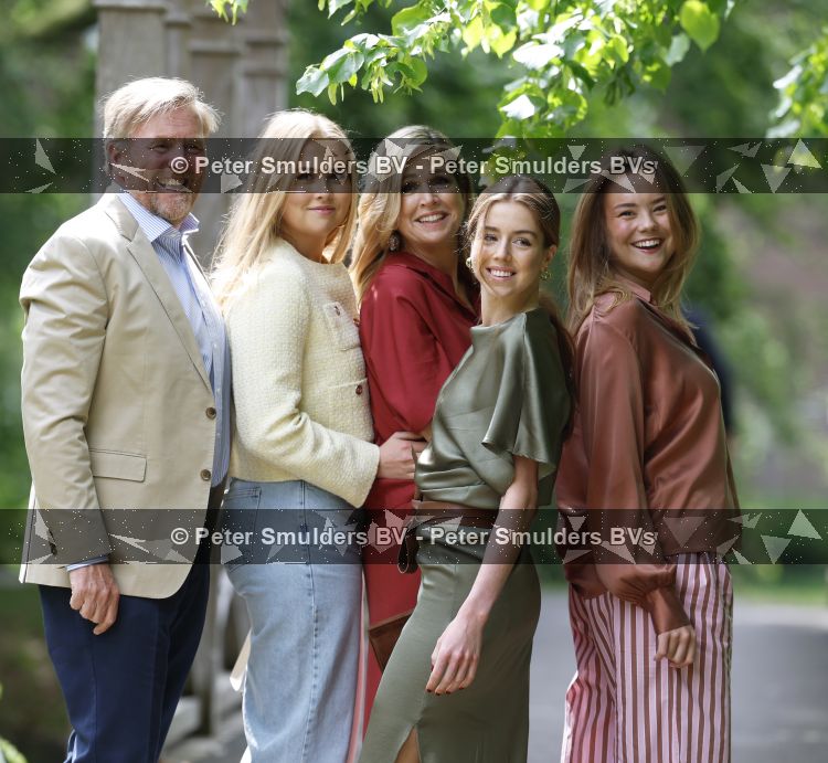 Den Haag 21 mei 2026
Fotouurtje met de koninklijke familie in de Hollandse tuin van Park Clingendael . Aanwezig Koning Willem Alexander Koningin Maxima Prinses Amalia Prinses Alexia en Prinses Ariane . 
