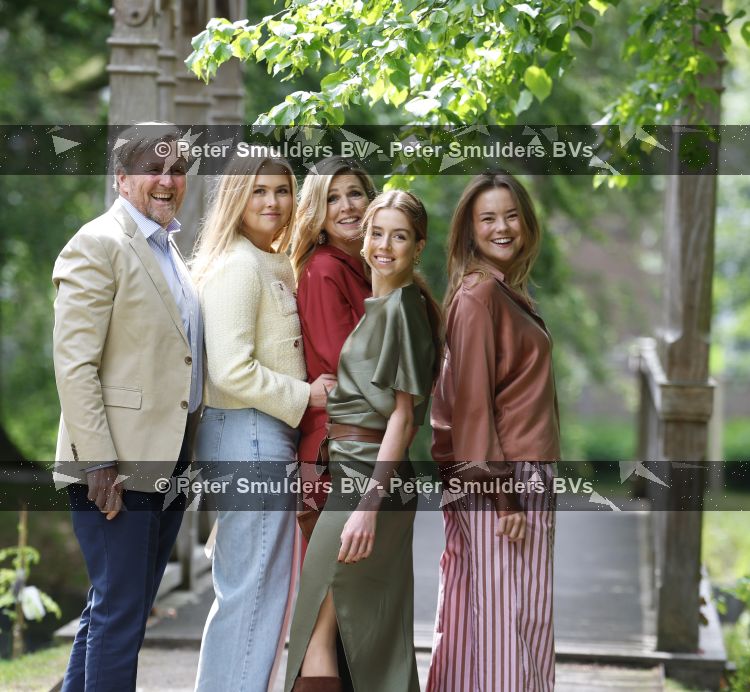 Den Haag 21 mei 2026
Fotouurtje met de koninklijke familie in de Hollandse tuin van Park Clingendael . Aanwezig Koning Willem Alexander Koningin Maxima Prinses Amalia Prinses Alexia en Prinses Ariane . 