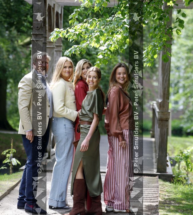 Den Haag 21 mei 2026
Fotouurtje met de koninklijke familie in de Hollandse tuin van Park Clingendael . Aanwezig Koning Willem Alexander Koningin Maxima Prinses Amalia Prinses Alexia en Prinses Ariane . 