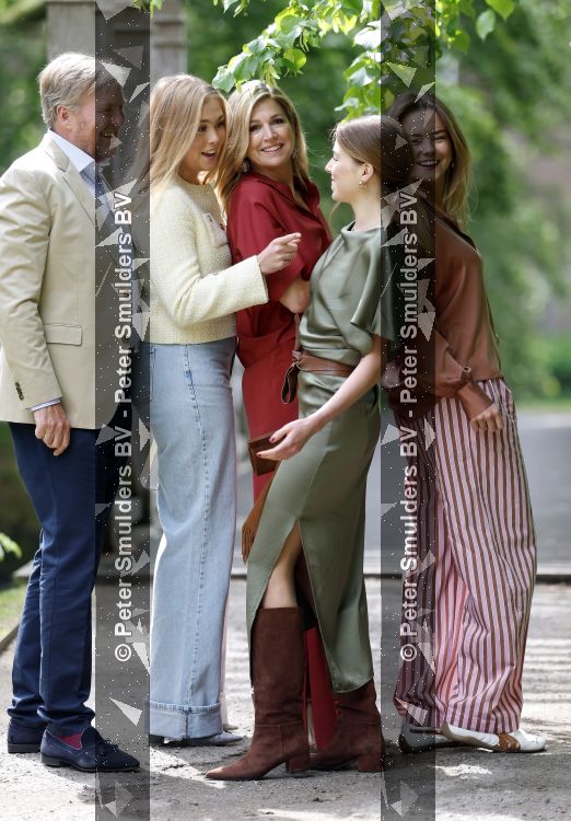 Den Haag 21 mei 2026
Fotouurtje met de koninklijke familie in de Hollandse tuin van Park Clingendael . Aanwezig Koning Willem Alexander Koningin Maxima Prinses Amalia Prinses Alexia en Prinses Ariane . 
