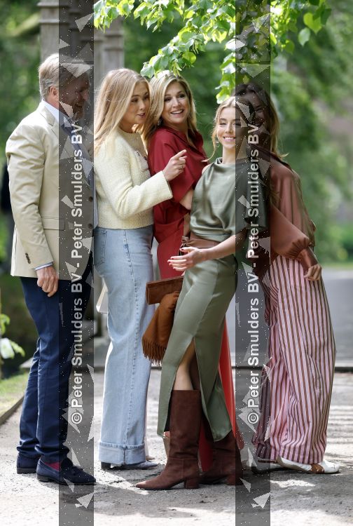 Den Haag 21 mei 2026
Fotouurtje met de koninklijke familie in de Hollandse tuin van Park Clingendael . Aanwezig Koning Willem Alexander Koningin Maxima Prinses Amalia Prinses Alexia en Prinses Ariane . 