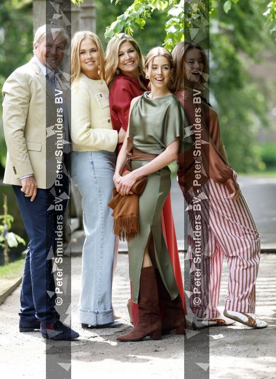 Den Haag 21 mei 2026
Fotouurtje met de koninklijke familie in de Hollandse tuin van Park Clingendael . Aanwezig Koning Willem Alexander Koningin Maxima Prinses Amalia Prinses Alexia en Prinses Ariane . 