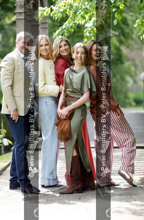 Den Haag 21 mei 2026
Fotouurtje met de koninklijke familie in de Hollandse tuin van Park Clingendael . Aanwezig Koning Willem Alexander Koningin Maxima Prinses Amalia Prinses Alexia en Prinses Ariane . 