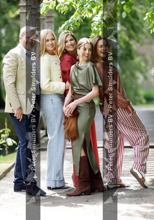 Den Haag 21 mei 2026
Fotouurtje met de koninklijke familie in de Hollandse tuin van Park Clingendael . Aanwezig Koning Willem Alexander Koningin Maxima Prinses Amalia Prinses Alexia en Prinses Ariane . 