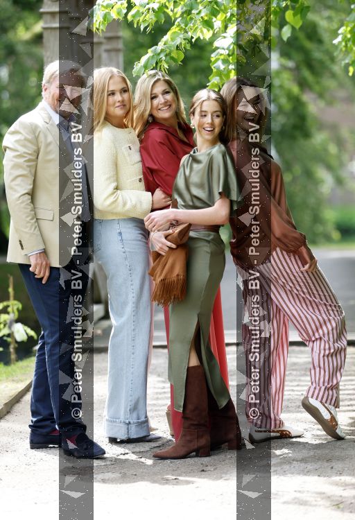 Den Haag 21 mei 2026
Fotouurtje met de koninklijke familie in de Hollandse tuin van Park Clingendael . Aanwezig Koning Willem Alexander Koningin Maxima Prinses Amalia Prinses Alexia en Prinses Ariane . 