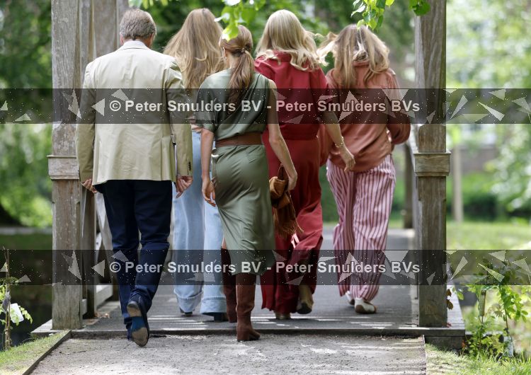 Den Haag 21 mei 2026
Fotouurtje met de koninklijke familie in de Hollandse tuin van Park Clingendael . Aanwezig Koning Willem Alexander Koningin Maxima Prinses Amalia Prinses Alexia en Prinses Ariane . 