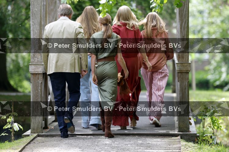Den Haag 21 mei 2026
Fotouurtje met de koninklijke familie in de Hollandse tuin van Park Clingendael . Aanwezig Koning Willem Alexander Koningin Maxima Prinses Amalia Prinses Alexia en Prinses Ariane . 