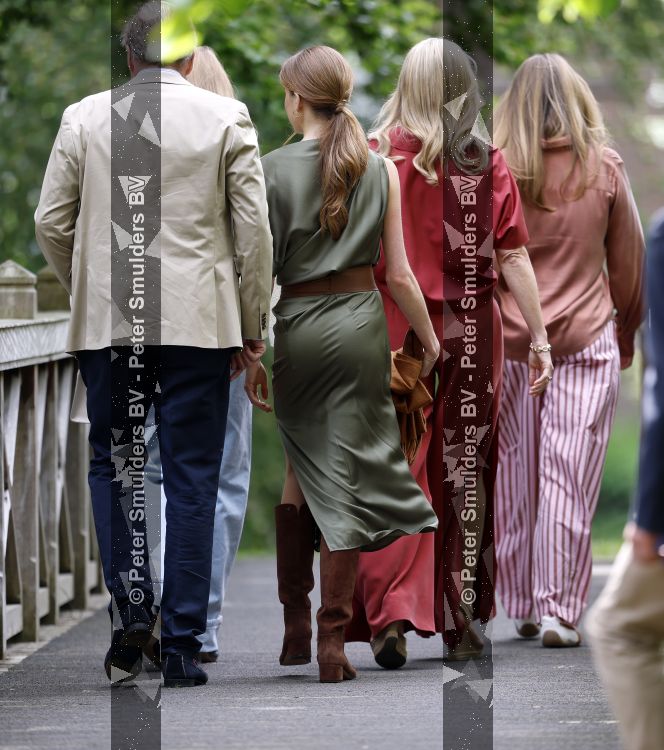 Den Haag 21 mei 2026
Fotouurtje met de koninklijke familie in de Hollandse tuin van Park Clingendael . Aanwezig Koning Willem Alexander Koningin Maxima Prinses Amalia Prinses Alexia en Prinses Ariane . 