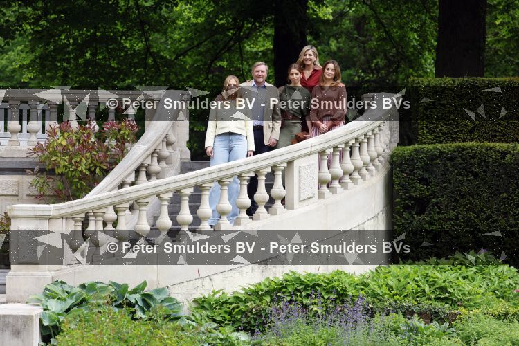 Den Haag 21 mei 2026
Fotouurtje met de koninklijke familie in de Hollandse tuin van Park Clingendael . Aanwezig Koning Willem Alexander Koningin Maxima Prinses Amalia Prinses Alexia en Prinses Ariane . 