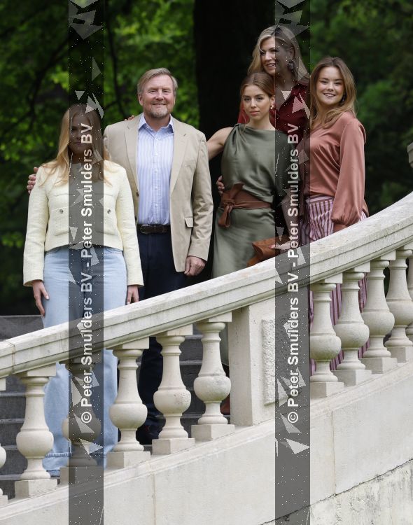 Den Haag 21 mei 2026
Fotouurtje met de koninklijke familie in de Hollandse tuin van Park Clingendael . Aanwezig Koning Willem Alexander Koningin Maxima Prinses Amalia Prinses Alexia en Prinses Ariane . 