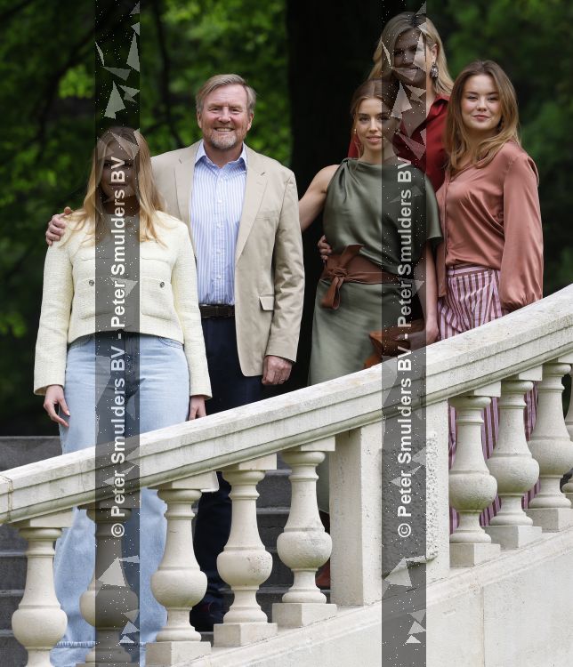 Den Haag 21 mei 2026
Fotouurtje met de koninklijke familie in de Hollandse tuin van Park Clingendael . Aanwezig Koning Willem Alexander Koningin Maxima Prinses Amalia Prinses Alexia en Prinses Ariane . 