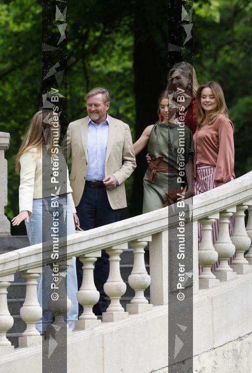 Den Haag 21 mei 2026
Fotouurtje met de koninklijke familie in de Hollandse tuin van Park Clingendael . Aanwezig Koning Willem Alexander Koningin Maxima Prinses Amalia Prinses Alexia en Prinses Ariane . 