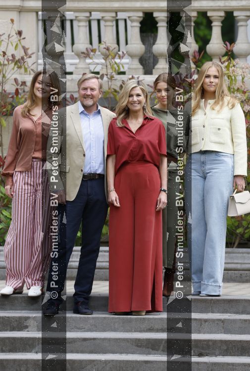 Den Haag 21 mei 2026
Fotouurtje met de koninklijke familie in de Hollandse tuin van Park Clingendael . Aanwezig Koning Willem Alexander Koningin Maxima Prinses Amalia Prinses Alexia en Prinses Ariane . 