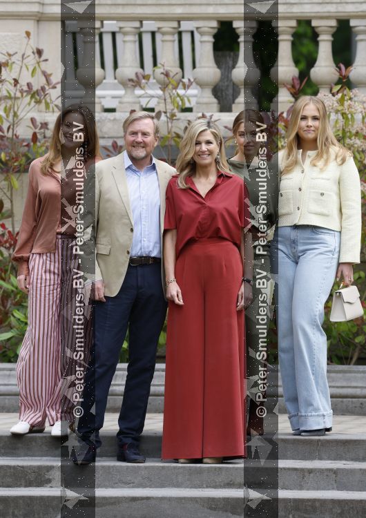 Den Haag 21 mei 2026
Fotouurtje met de koninklijke familie in de Hollandse tuin van Park Clingendael . Aanwezig Koning Willem Alexander Koningin Maxima Prinses Amalia Prinses Alexia en Prinses Ariane . 