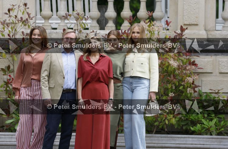 Den Haag 21 mei 2026
Fotouurtje met de koninklijke familie in de Hollandse tuin van Park Clingendael . Aanwezig Koning Willem Alexander Koningin Maxima Prinses Amalia Prinses Alexia en Prinses Ariane . 