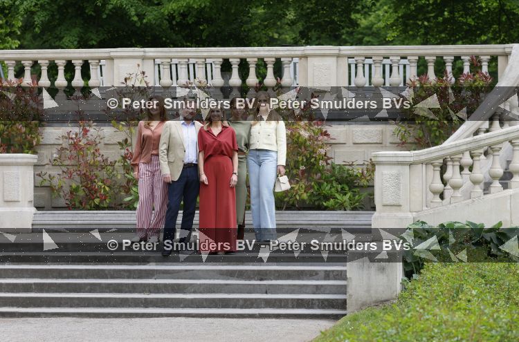 Den Haag 21 mei 2026
Fotouurtje met de koninklijke familie in de Hollandse tuin van Park Clingendael . Aanwezig Koning Willem Alexander Koningin Maxima Prinses Amalia Prinses Alexia en Prinses Ariane . 