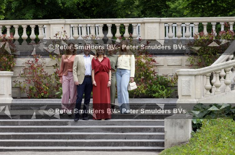 Den Haag 21 mei 2026
Fotouurtje met de koninklijke familie in de Hollandse tuin van Park Clingendael . Aanwezig Koning Willem Alexander Koningin Maxima Prinses Amalia Prinses Alexia en Prinses Ariane . 