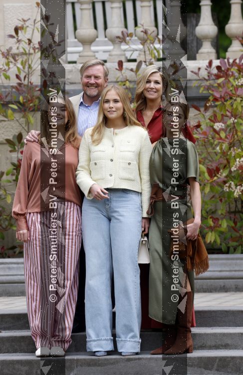 Den Haag 21 mei 2026
Fotouurtje met de koninklijke familie in de Hollandse tuin van Park Clingendael . Aanwezig Koning Willem Alexander Koningin Maxima Prinses Amalia Prinses Alexia en Prinses Ariane . 