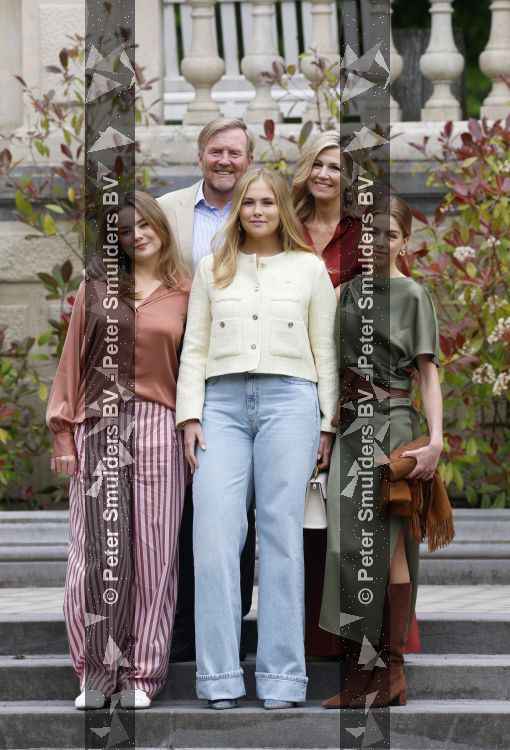 Den Haag 21 mei 2026
Fotouurtje met de koninklijke familie in de Hollandse tuin van Park Clingendael . Aanwezig Koning Willem Alexander Koningin Maxima Prinses Amalia Prinses Alexia en Prinses Ariane . 