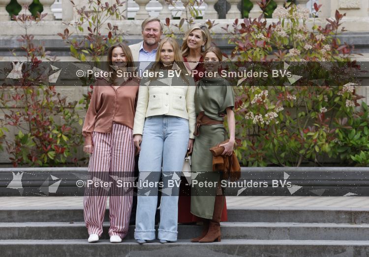 Den Haag 21 mei 2026
Fotouurtje met de koninklijke familie in de Hollandse tuin van Park Clingendael . Aanwezig Koning Willem Alexander Koningin Maxima Prinses Amalia Prinses Alexia en Prinses Ariane . 