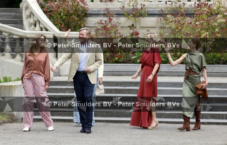 Den Haag 21 mei 2026
Fotouurtje met de koninklijke familie in de Hollandse tuin van Park Clingendael . Aanwezig Koning Willem Alexander Koningin Maxima Prinses Amalia Prinses Alexia en Prinses Ariane . 