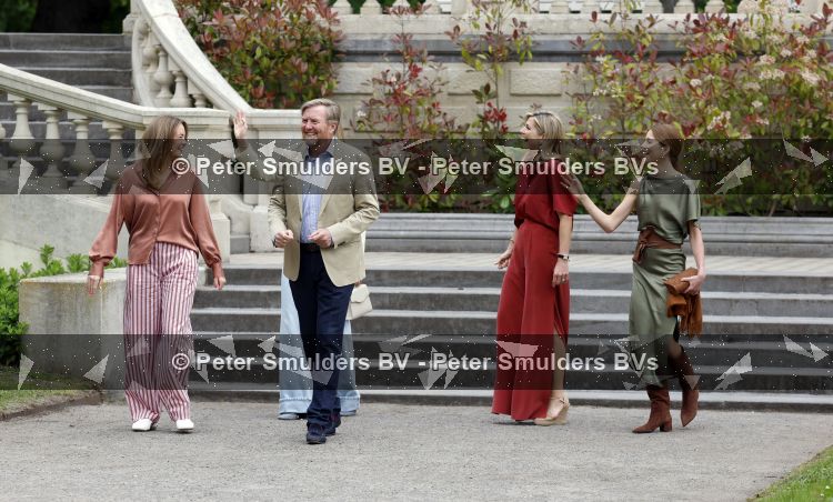 Den Haag 21 mei 2026
Fotouurtje met de koninklijke familie in de Hollandse tuin van Park Clingendael . Aanwezig Koning Willem Alexander Koningin Maxima Prinses Amalia Prinses Alexia en Prinses Ariane . 