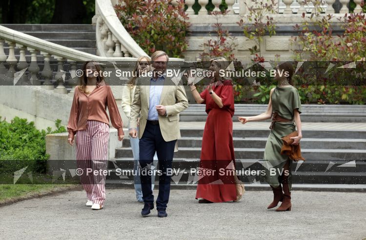 Den Haag 21 mei 2026
Fotouurtje met de koninklijke familie in de Hollandse tuin van Park Clingendael . Aanwezig Koning Willem Alexander Koningin Maxima Prinses Amalia Prinses Alexia en Prinses Ariane . 