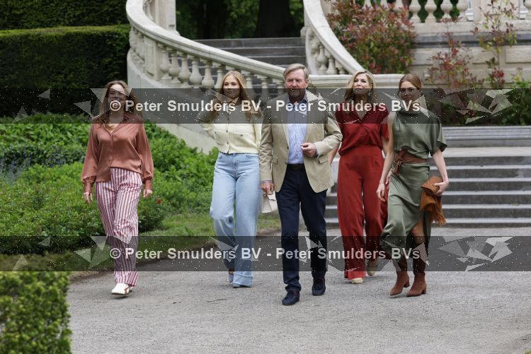 Den Haag 21 mei 2026
Fotouurtje met de koninklijke familie in de Hollandse tuin van Park Clingendael . Aanwezig Koning Willem Alexander Koningin Maxima Prinses Amalia Prinses Alexia en Prinses Ariane . 
