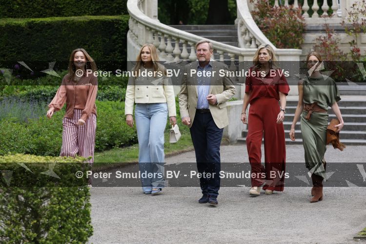 Den Haag 21 mei 2026
Fotouurtje met de koninklijke familie in de Hollandse tuin van Park Clingendael . Aanwezig Koning Willem Alexander Koningin Maxima Prinses Amalia Prinses Alexia en Prinses Ariane . 