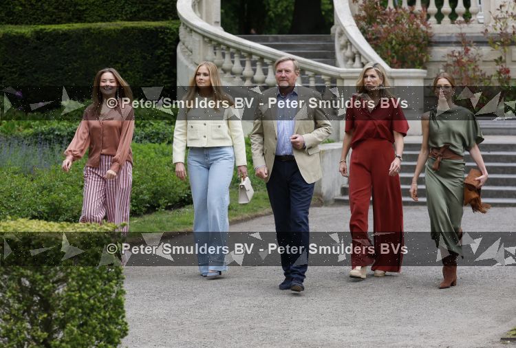 Den Haag 21 mei 2026
Fotouurtje met de koninklijke familie in de Hollandse tuin van Park Clingendael . Aanwezig Koning Willem Alexander Koningin Maxima Prinses Amalia Prinses Alexia en Prinses Ariane . 