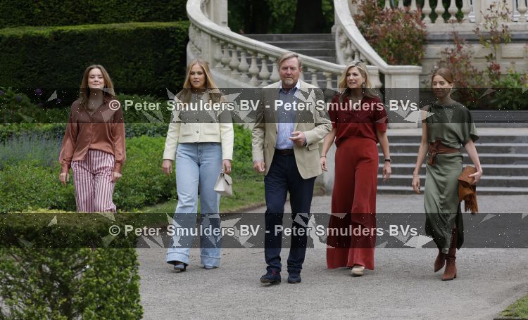Den Haag 21 mei 2026
Fotouurtje met de koninklijke familie in de Hollandse tuin van Park Clingendael . Aanwezig Koning Willem Alexander Koningin Maxima Prinses Amalia Prinses Alexia en Prinses Ariane . 