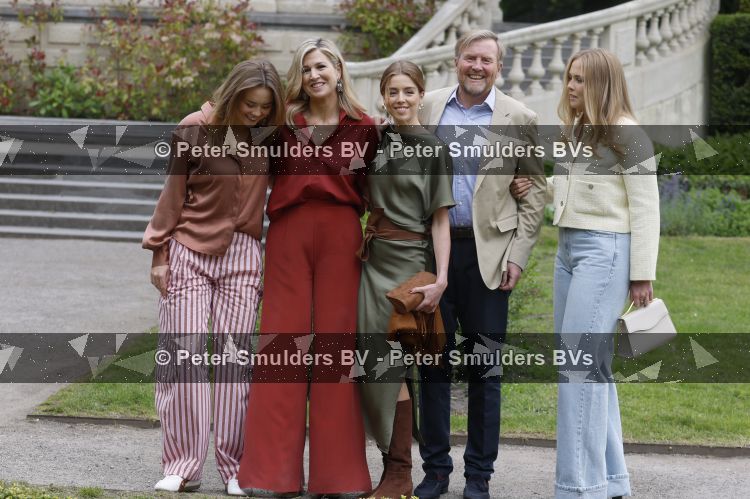 Den Haag 21 mei 2026
Fotouurtje met de koninklijke familie in de Hollandse tuin van Park Clingendael . Aanwezig Koning Willem Alexander Koningin Maxima Prinses Amalia Prinses Alexia en Prinses Ariane . 