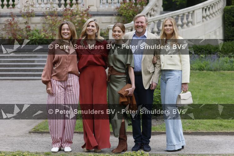 Den Haag 21 mei 2026
Fotouurtje met de koninklijke familie in de Hollandse tuin van Park Clingendael . Aanwezig Koning Willem Alexander Koningin Maxima Prinses Amalia Prinses Alexia en Prinses Ariane . 