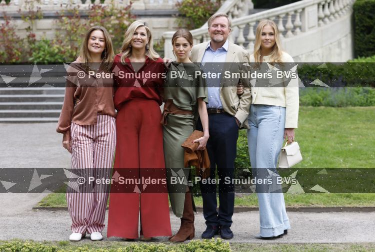 Den Haag 21 mei 2026
Fotouurtje met de koninklijke familie in de Hollandse tuin van Park Clingendael . Aanwezig Koning Willem Alexander Koningin Maxima Prinses Amalia Prinses Alexia en Prinses Ariane . 